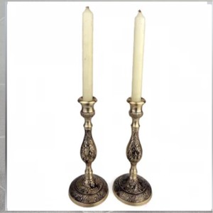 Bougeoir en métal à bras multiples avec style vintage orné et finition antique pour centre de table de mariage et intérieurs de maison - Product Image 1