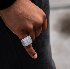 Bague Hip Hop glacée de haute qualité bijoux de déclaration IGI pour les mariages pour les Fans de Rap Street Kings caractéristiques Moissanite disponible faible - Product Image 1