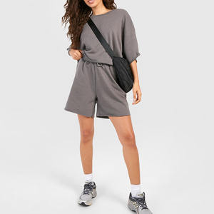 Conjunto de pantalones cortos y sudaderas cortas de gran tamaño de algodón 100% para mujer, diseño de logotipo personalizado de secado rápido, estilo informal de Color sólido para invierno - Product Image 4