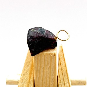 Colgante de piedras preciosas de granate crudo natural hecho a mano, alambre minimalista envuelto, Plata de Ley 925, piedra natal de enero - Product Image 4