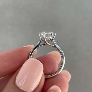 Anillo Solitario con Diamante de Laboratorio Redondo de 2.00ct, Engaste de 6 Garras, Certificado IGI - Product Image 4