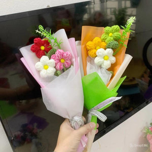 Mini bouquet de fleurs en laine tissée à la main, motif damassé - Outils de tricot, cadeau pour la Saint-Valentin, la fête des mères, un anniversaire, provenant de Da Nang - Product Image 3