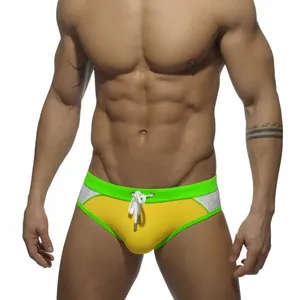 Buena Venta de calzoncillos de baño clásicos básicos para hombre Bikini acolchado Traje de baño Triángulo Traje de baño Bikini Bottoms Low Rise