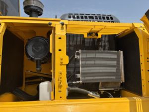 Pelle hydraulique sur chenilles Komatsu PC210LC d'occasion | Moteur d'origine | Haute efficacité | Modèle 2022 | Boîte de vitesse moteur | Stock prêt - Product Image 2