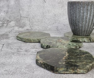 Sous-verres ronds en marbre naturel, accessoires de vaisselle en pierre faits à la main - Product Image 1