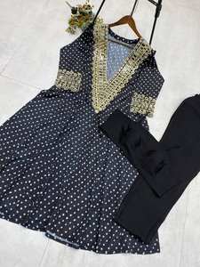 Nouvel ensemble Kurta trois pièces à la mode haut de gamme avec chemisier tubulaire prêt à porter pantalon Kurta élégant et chemisier intérieur pour un look Fusion moderne - Product Image 6