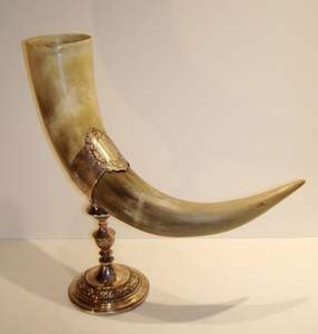 Cuerno para beber de inspiración nórdica con soporte de cuero detallado hecho a mano y acabado pulido para regalos temáticos y decoración medieval - Product Image 1