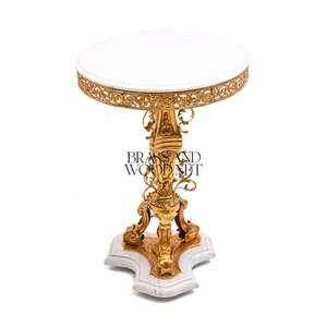 Mesa Auxiliar Redonda de Lujo con Tapa de Mármol Blanco y Base de Pedestal de Latón Dorado Forjado a Mano para Decoración de Esquinas del Hogar - Product Image 1