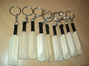 Mini porte-clés de batte de cricket en bois personnalisés de haute qualité cadeaux souvenirs de sport et porte-clés promotionnels pour les fans de cricket - Product Image 6