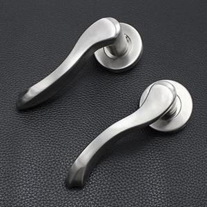 Poignée de porte incurvée élégante en argent avec un design élégant, parfaite pour les entrées et les portes intérieures en bois de maisons et bureaux modernes - Product Image 1