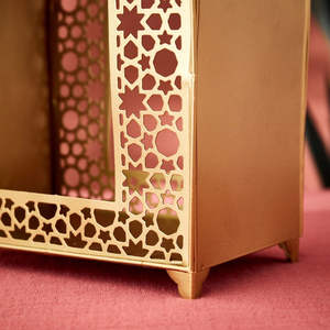 Nouvelle Lanterne Marocaine en Fer Doré Durable, Faite à la Main, Élégante, en Métal Embossé, Porte-Bougie Décoratif pour le Ramadan à la Maison - Product Image 4