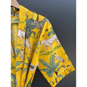 Robe kimono légère en coton artisanal avec imprimé animal pour se prélasser confortablement - Product Image 3