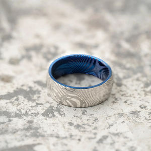 Anillos personalizables de acero de Damasco de 6mm con madera en el interior, joyería de aniversario de poder Manual a la venta - Product Image 4