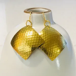 Latón hecho a mano chapado en oro amor y Ángel diseño pendientes joyería de moda para mujeres India alta calidad - Product Image 1