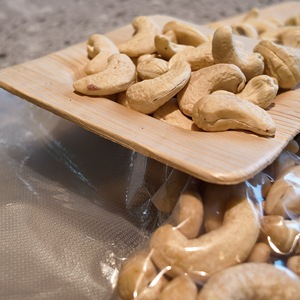 Núcleos de Anacardo Orgánicos USDA/EU de Camboya W320 Procesados Naturalmente para la Fabricación de Alimentos Premium y Distribución Mayorista - Product Image 1