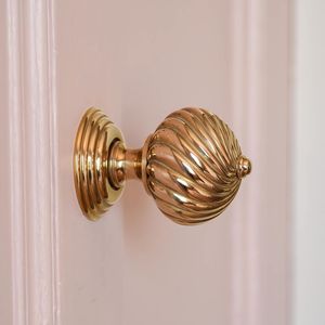 Poignée de porte en laiton traditionnelle, idéale pour les projets de décoration intérieure de style ancien mettant en valeur la durabilité, le charme et l'élégance - Product Image 6