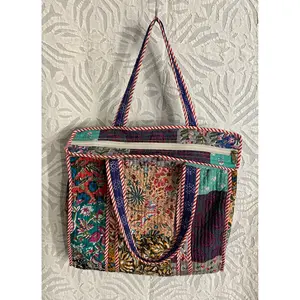 Bolso Tote Acolchado con Estampado Floral y Patchwork para Mujer, Multicolor, con Cierre Abierto y Forro de Algodón - Product Image 2
