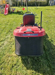 Muy alto valor Massey Ferguson paseo en tractor cortacésped - Product Image 3