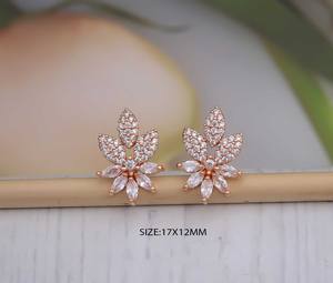 Pendientes Elegantes y Modernos de Acero Inoxidable con Diseño Floral para Mujer, con Circonitas y Baño de Oro - Product Image 2