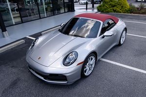 Vehículo Limpio 2025 Por-s-che 911 Carre-ra Cabrio-let 388-hp Flat-6, Paquete Sport Chrono, Interior Rojo Burdeos - Product Image 3