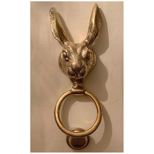 Aldaba de puerta de latón macizo tradicional con detalles hechos a mano y revestimiento de polvo rico Ideal para villas e interiores patrimoniales - Product Image 1