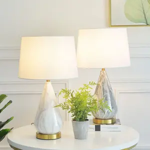 Lampe de table en marbre écologique Valerian avec corps en cristal ABS, fonctionnant sur piles, 3 options de température de couleur pour les chambres et les bureaux - Product Image 1