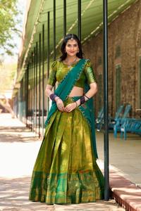 Vêtements ethniques modernes fantaisie à la mode Kanjivaram Lehenga Choli & Dupatta avec tissage Zari Work Femme Fashion - Product Image 6