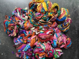 Rubans imprimés en mousseline de soie de sari recyclée sur mesure fabriqués à partir de tissus imprimés en mousseline de soie recyclée en 100 Gram Skiens - Product Image 2