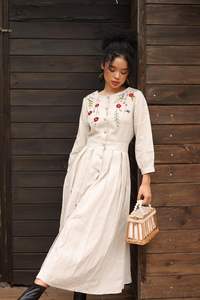 Robe en lin bohème FIONA, brodée à la main, boutonnée, robe de cérémonie, vêtements en lin sur mesure - Product Image 2