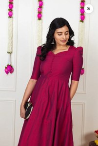 Elegant Silk Dream Fancy Neck & Shoulder Detail Entra en la elegancia con este impresionante atuendo de seda con vestidos - Product Image 5