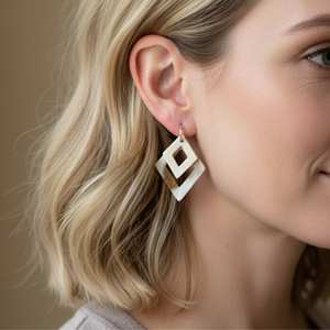 Boucles d'oreilles élégantes en corne de buffle d'eau d'origine vietnamienne, en formes variées, pour les stocks de boutiques, les marchés de revente et les ornements personnels élégants - Product Image 1