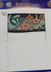 Tissu de dentelle brodée de haute qualité pour vêtements et robes Tissu de dentelle brodée blanche pour voile et utilisation nuptiale - Product Image 3