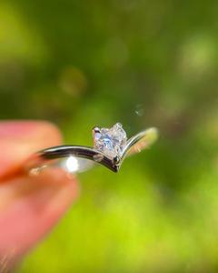 Anillo de compromiso solitario con circonita de corte corazón de 5 mm y engaste de puntas, banda de boda moderna en forma de V Chevron, plata de ley 925, regalo para mujer - Product Image 3