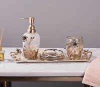 Ensemble d'accessoires de salle de bain de luxe blanc perle avec feuille d'or détaillant ensemble de bain décoratif avec distributeur de savon pot plat et plateau