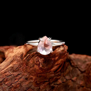 Piedra de cuarzo rosa natural corte de pera banda minimalista Plata de Ley 925 anillo de diseño clásico al por mayor a granel - Product Image 2