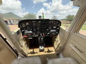 Avion Cessna 172M avec Moteur de 180 CV Construction en Fibre de Carbone et Plastique - Product Image 2