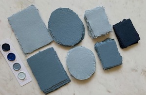 Papel azul polvoriento hecho a mano A7 Deckle Edge Abaca y algodón - Product Image 2