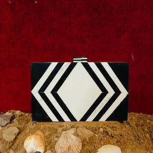 Sac à main en résine noire et blanche fait à la main avec incrustations de bois, motif géométrique en diamant, sac de soirée de luxe - Product Image 1