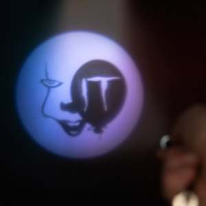 Mini lampe torche de projection Pennywise de Stephen King pour la décoration d'Halloween - Product Image 3