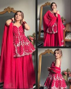 Ensemble de costume TOP SHARARA DUPATTA BLOOMING FOUX GRORGETTE 3/7 MM avec broderie de sequins multi-zari, motifs VISHNU K, sans manches - Product Image 6