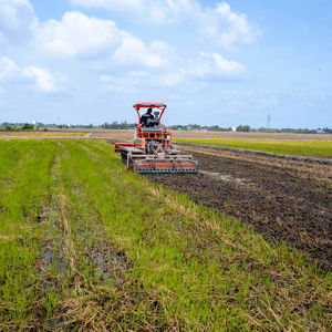 Tractor Agrícola al por Mayor Hogico HG-80VN/TURBO de 80HP, Tractor de Orugas con Función 3 en 1 para Granjas Modernas, Hecho en Vietnam - Product Image 5