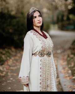 Entièrement personnalisable pour le caftan marocain rouge crème Vêtements de loisirs musulmans traditionnels brodés avec fonction antistatique Accesso - Product Image 5
