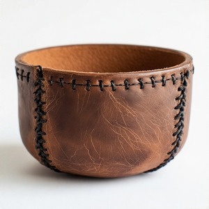 Mini maceta de cuero refinada para un estilo sutil para el hogar con detalles hechos a mano y calidez suave en cada curva - Product Image 2