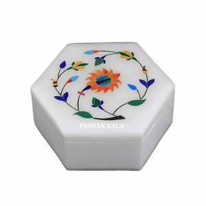 กล่องเครื่องประดับฝังหินอ่อนสีขาวรูปทรงหกเหลี่ยมดีไซน์ฝังดอกไม้ทำด้วยมือพร้อมแหวนบรรจุและให้เป็นของขวัญ - Product Image 1