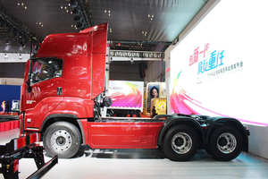 Camión Tractor Isuzu GIGA 6x4 de 10 Ruedas y 520 hp con Transmisión Automática de 12 Velocidades EURO 6 - Product Image 4