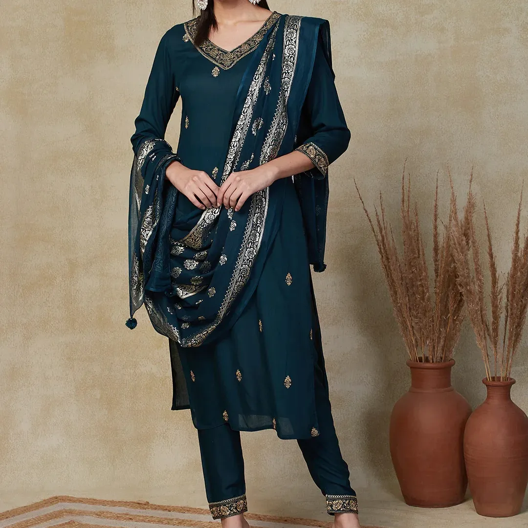 Phụ nữ chất lượng tốt nhất phong cách hiện đại Rayon vải nayra cắt kurti quần và dupatta với nặng thêu trình tự làm việc