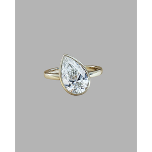 แหวนหมั้นทองคำแท้ 14K ดีไซน์ทันสมัย ประดับเพชรทรงลูกแพร์ 3 กะรัต เพชรเพาะเลี้ยงในห้องปฏิบัติการ ฝังแบบ Bezel Set รับรองโดย IGI เพชรคุณภาพ E VVS2 - Product Image 3