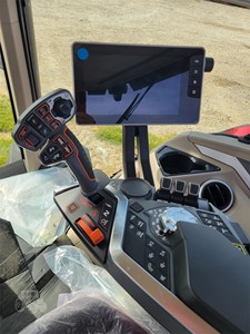 Massey Ferguson 2024 8S.305 Tractor de ruedas 4WD automático con bomba de motor caja de cambios y componentes de motor de núcleo incluidos - Product Image 4