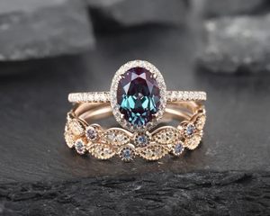 Anillo de compromiso de plata de ley 925 con alejandrita sintética de 1.1 quilates, halo vintage, conjunto nupcial de oro rosa de 14K, hecho a mano, clásico. - Product Image 3