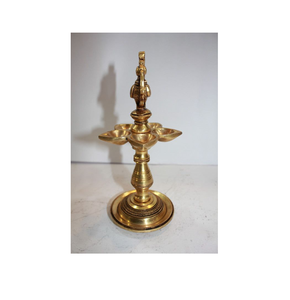 Venta al por mayor de aceite de latón indio Diya para rituales religiosos hindúes Pooja latón indio Lotus Diya Diwali regalo - Product Image 1